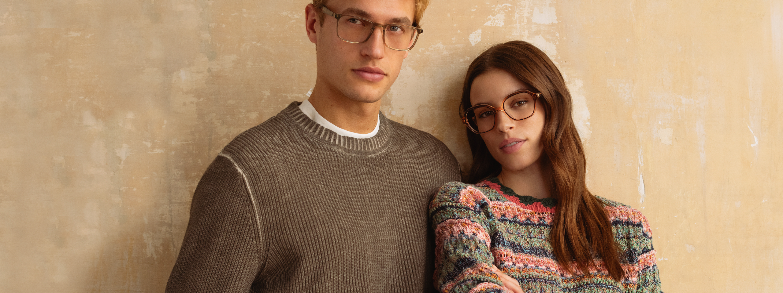 Pepe Jeans: Mann und Frau tragen jeweils eine Brille